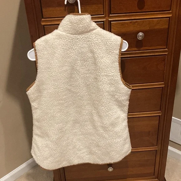 Old Navy women’s vest, size medium, ivory fur with brown detail,keeps u warm! - Picture 7 of 9